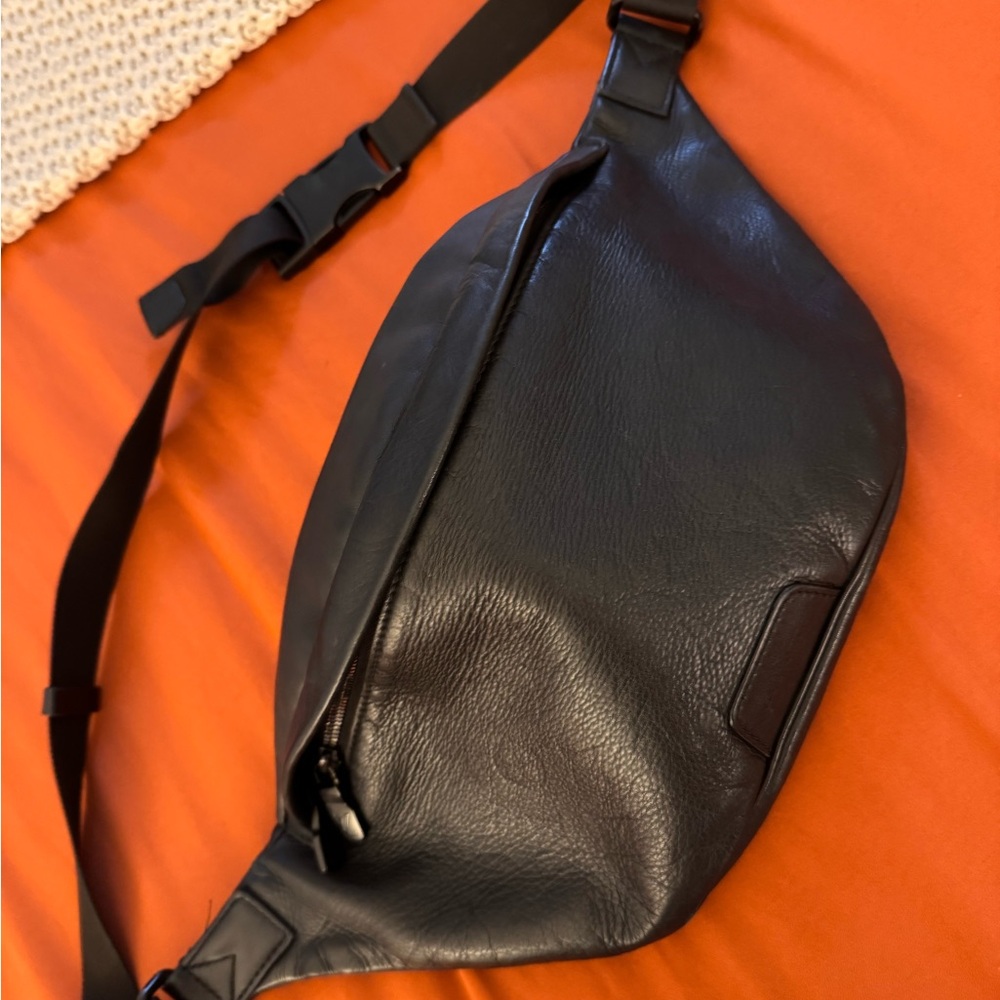 Louis Vuitton Discovery Bumbag PM - Picture 5 of 12